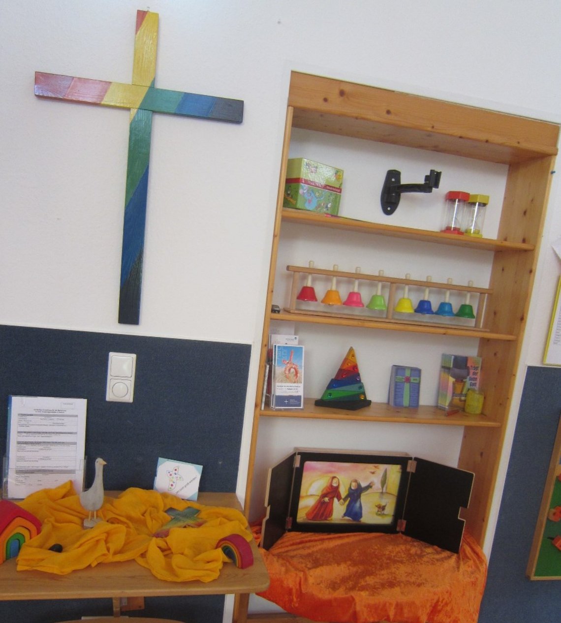 Holzkreuz in Regenbogenfarben