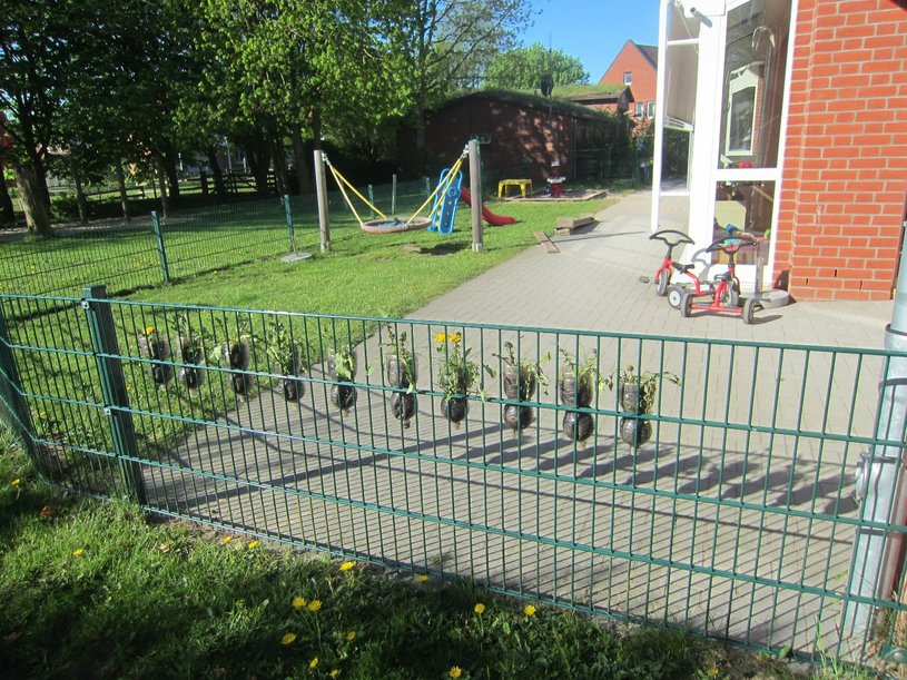 Außenspielbereich mit Nestschaukel und Rutsche